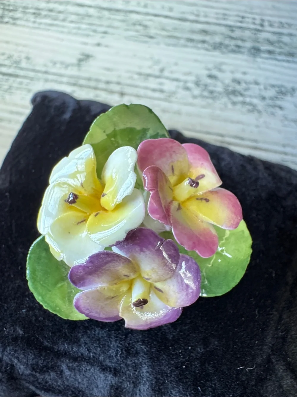 EUC Vintage Cara China Pansy Floral Brooch